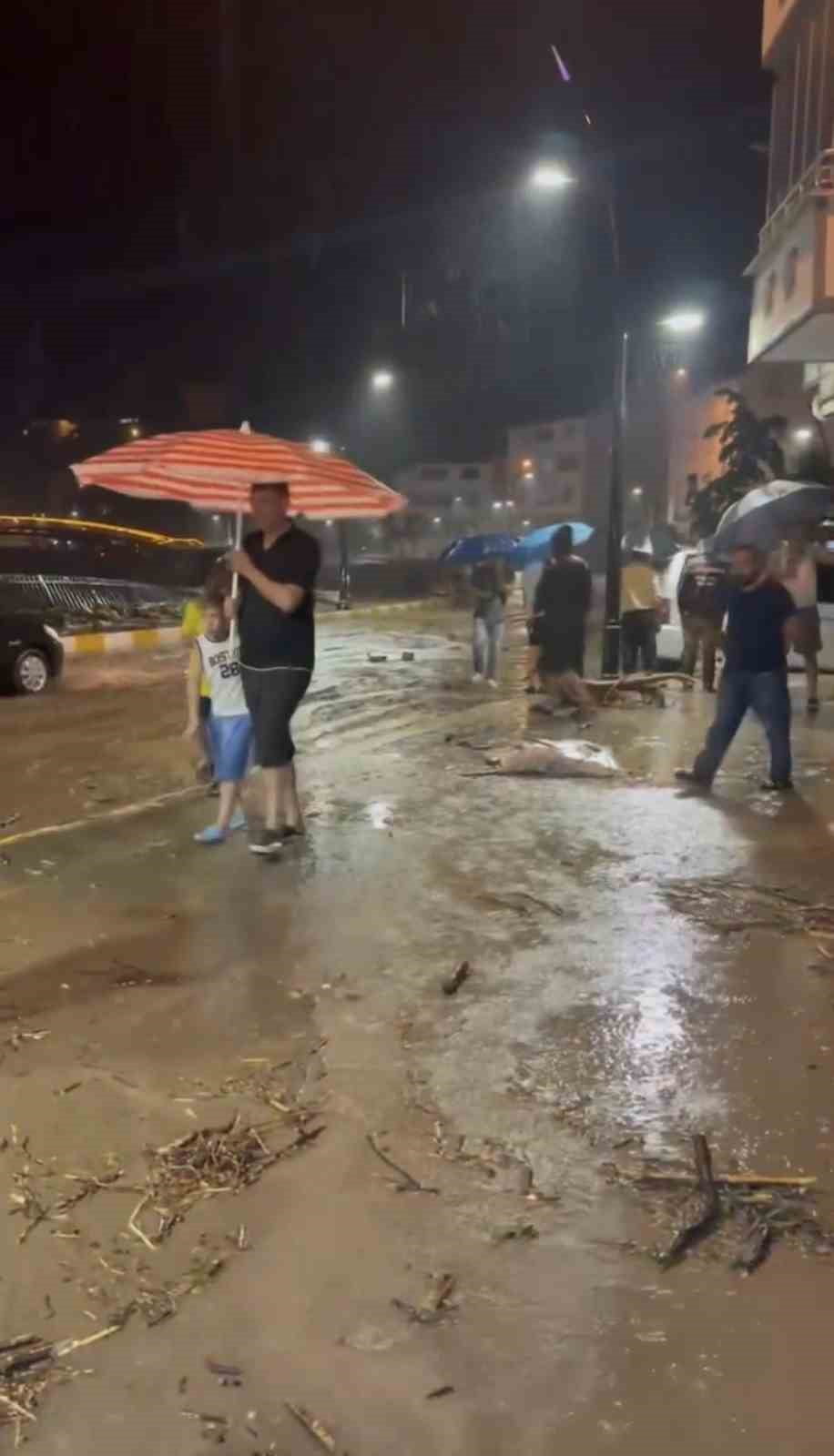 DUROĞLU BELDESİNDE TAŞAN DERE SULARI SU BASKINLARINA YOL AÇTI