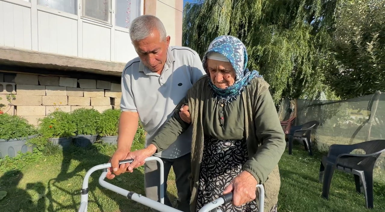 DURSUN AYKUT, 20 YIL ÖNCE GEÇİRDİĞİ RAHATSIZLIKLAR VE AYAKLARINA TAKILAN PLATİNLER NEDENİYLE...