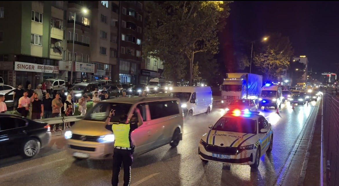 DÜŞMANLARIM VAR" DEDİ, METRO TELLERİNE EKİPLERLE KÖŞE KAPMACA OYANDI…BURSA’YI DURDURDU