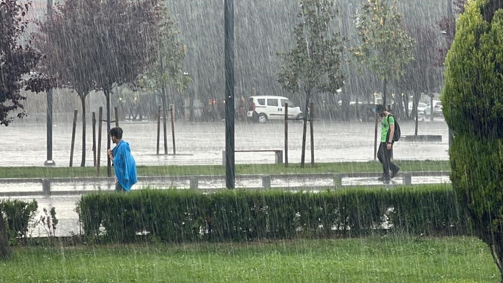 DÜZCE'DE GÜNLERDİR DEVAM EDEN KAVURUCU SICAKLAR YERİNİ YAĞMURLU HAVAYA BIRAKACAK. METEOROLOJİ...