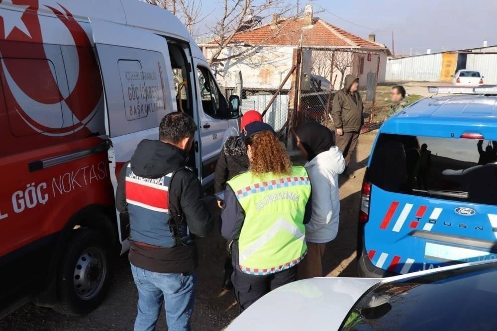 DÜZCE'DE JANDARMA EKİPLERİ TARAFINDAN YAPILAN ÇALIŞMALARDA YASA DIŞI YOLLARLA YURDA GİRDİĞİ TESPİT...