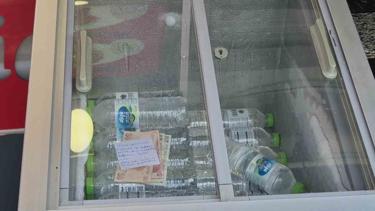 DÜZCE'DE KAPALI OLAN İŞLETMESİNİN ÖNÜNDEKİ KİLİTLENMEYEN BUZDOLABINDAN GECE SAATLERİNDE SU ALAN...