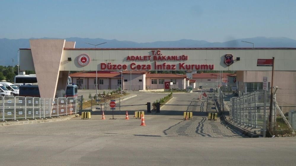 DÜZCE'DE NARKOTİK SUÇLARLA MÜCADELE EKİPLERİNİN YAPTIĞI OPERASYONLARDA YAKALANAN 5 ŞAHIS...