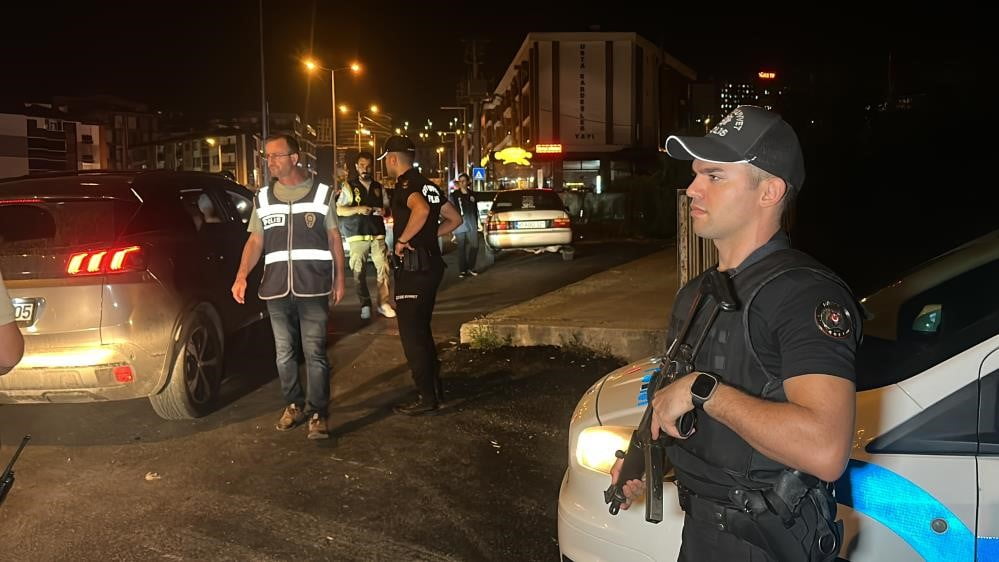 DÜZCE'DE POLİS EKİPLERİNCE YAPILAN ÇALIŞMALARDA, ÇEŞİTLİ SUÇLARDAN ARANAN 16 KİŞİ YAKALANDI...