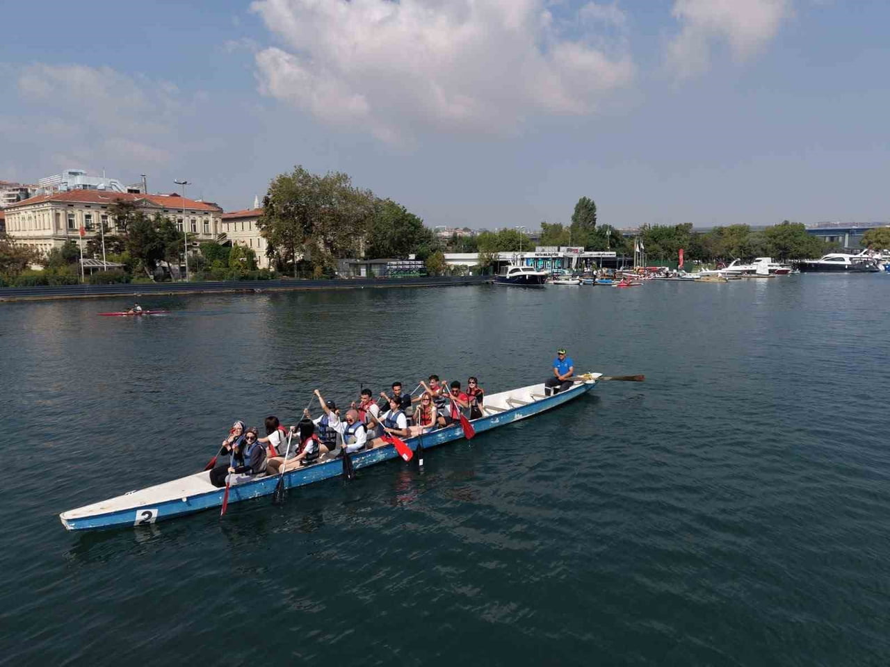 DÜZCE'DEN İSTANBUL'A GİDEN 30 GENÇ, HALİÇ'İN SULARINDA KANO VE DRAGON HEYECANI YAŞADI