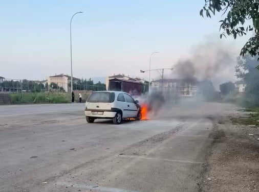 DÜZCE'NİN KOÇYAZI MAHALLESİ ÇARŞAMBA PAZARI MEVKİSİNDE BİR OTOMOBİLİN MOTOR BÖLÜMÜNDE ÇIKAN...
