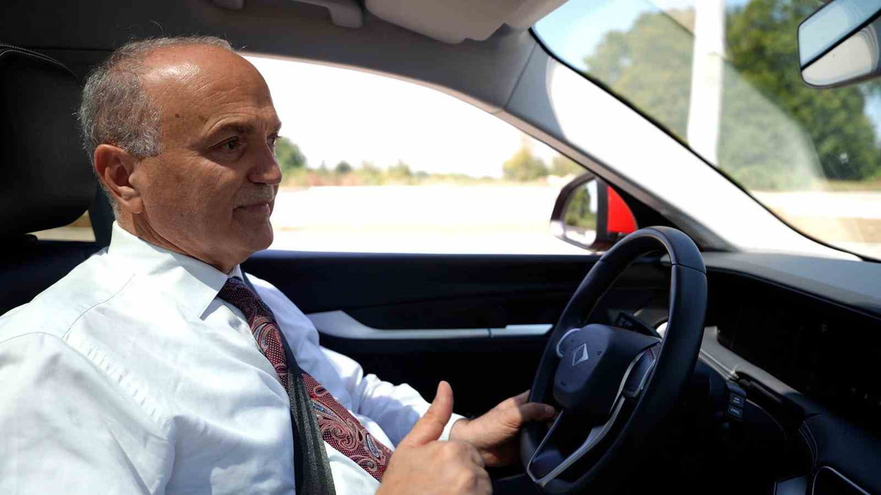 DÜZCE BELEDİYE BAŞKANI DR. FARUK ÖZLÜ, TÜRKİYE’NİN İLK YERLİ VE MİLLİ OTOMOBİLİ TOGG İLE YAPTIĞI...