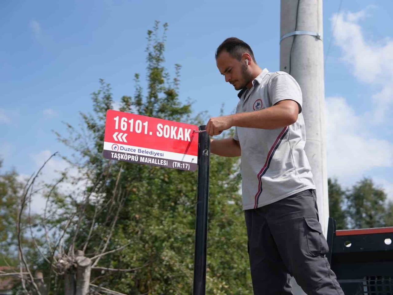 DÜZCE BELEDİYESİ, MAHALLELERDE VATANDAŞLARIN GÜNLÜK YAŞAMINI KOLAYLAŞTIRACAK ÇALIŞMALARINA...