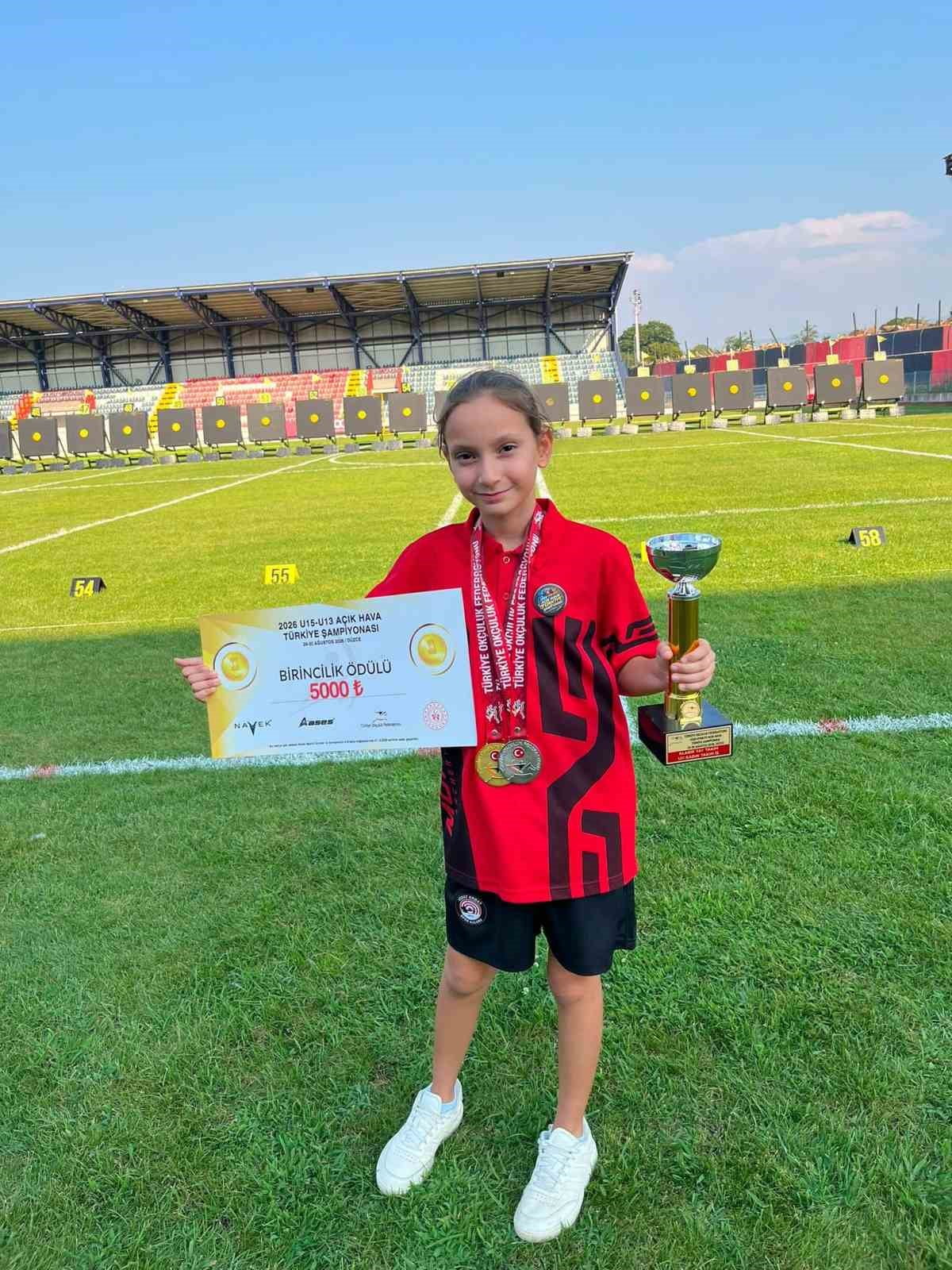 DÜZCE’DE DEVAM EDEN U15-U13 OKÇULUK TÜRKİYE ŞAMPİYONASINDA MANAVGATLI SPORCU ELİF SARE ERDEM...