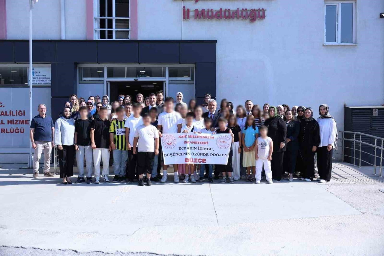DÜZCE’DE EBEVEYN KAYBI YAŞAMIŞ ÇOCUKLAR, “AZİZ MİLLETİMİZİN EMANETLERİ ECDADIN İZİNDE, DÜŞÜNCENİN...