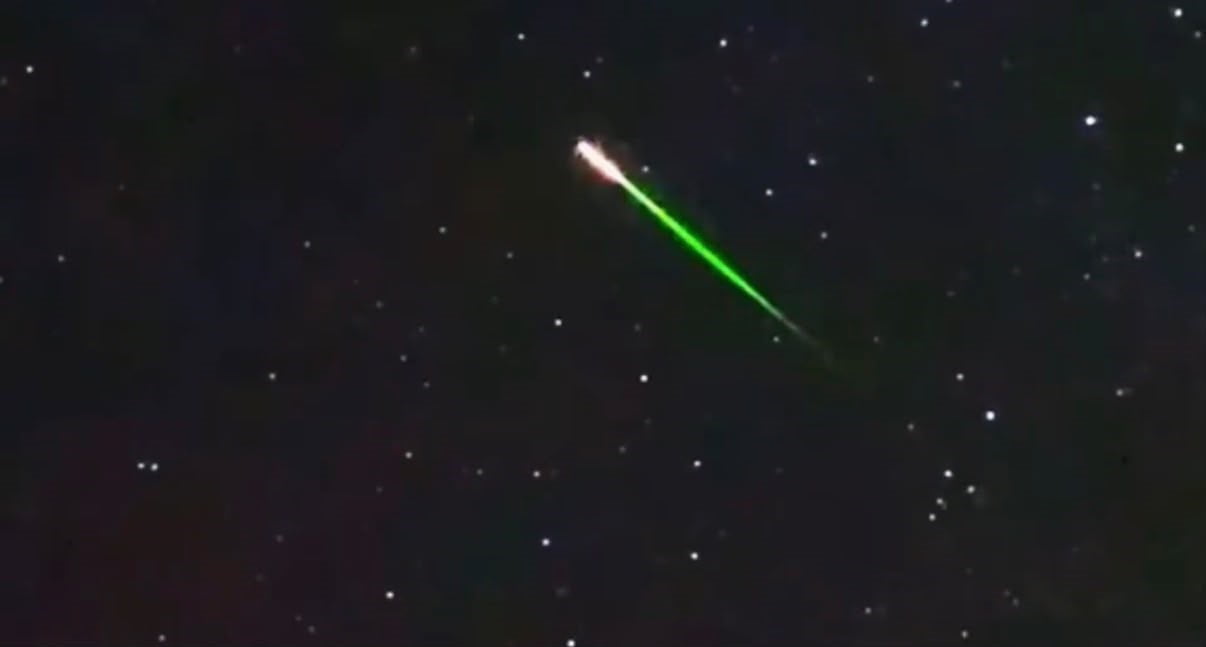 DÜZCE’DE GÖKYÜZÜNDE GÖRSEL ŞÖLEN OLUŞTURAN PERSEİD METEOR YAĞMURU, FOTOĞRAF TUTKUNLARINI YAYLA...