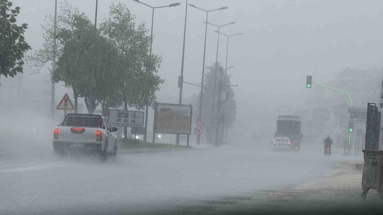 DÜZCE’DE ÖĞLE SAATLERİNDE ETKİSİNİ ARTIRAN SAĞANAK YAĞIŞ, CADDE VE SOKAKLARDA SU BİRİKİNTİLERİNE...