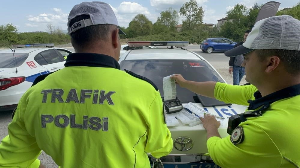 DÜZCE’DE POLİSLERİN GERÇEKLEŞTİRDİĞİ TRAFİK UYGULAMASINDA BİN 178 ARAÇ SÜRÜCÜSÜNE CEZAİ İŞLEM...