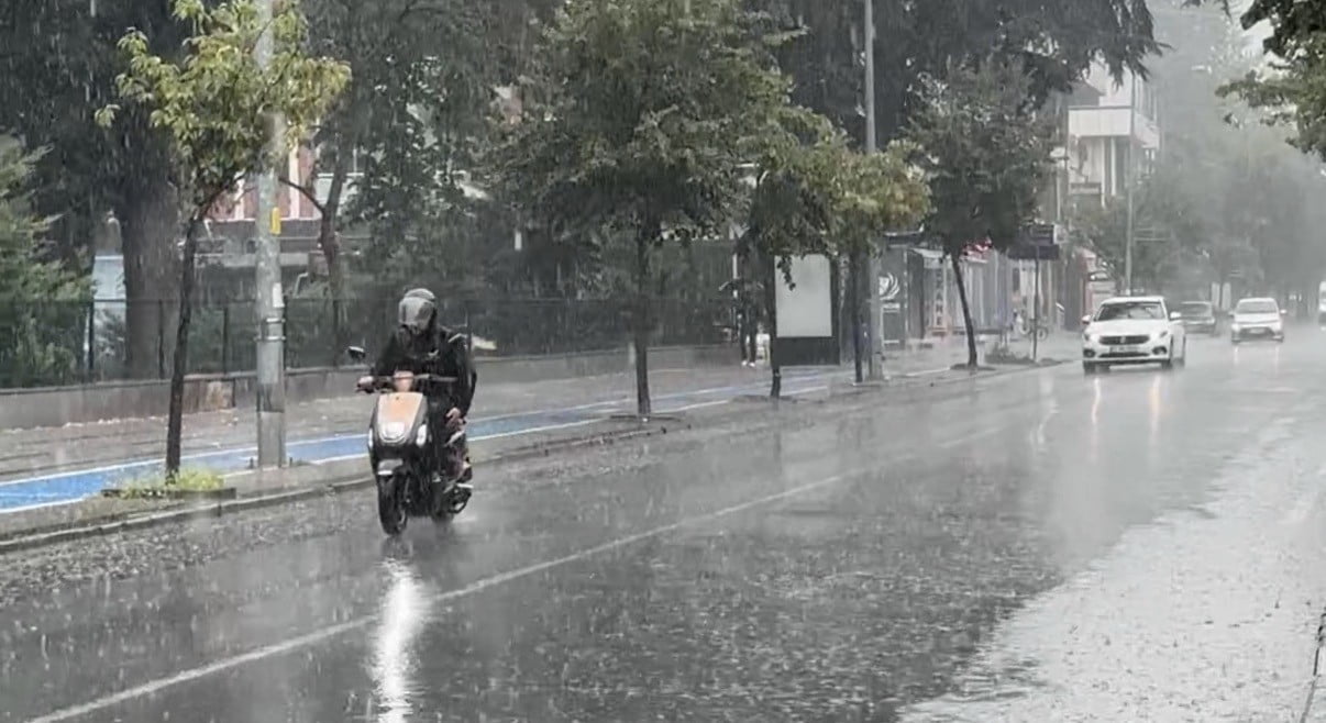 DÜZCE’DE SABAH SAATLERİNDE ETKİSİNİ GÖSTEREN KUVVETLİ YAĞIŞ, KENT GENELİNDE GÜNLÜK YAŞAMI VE...