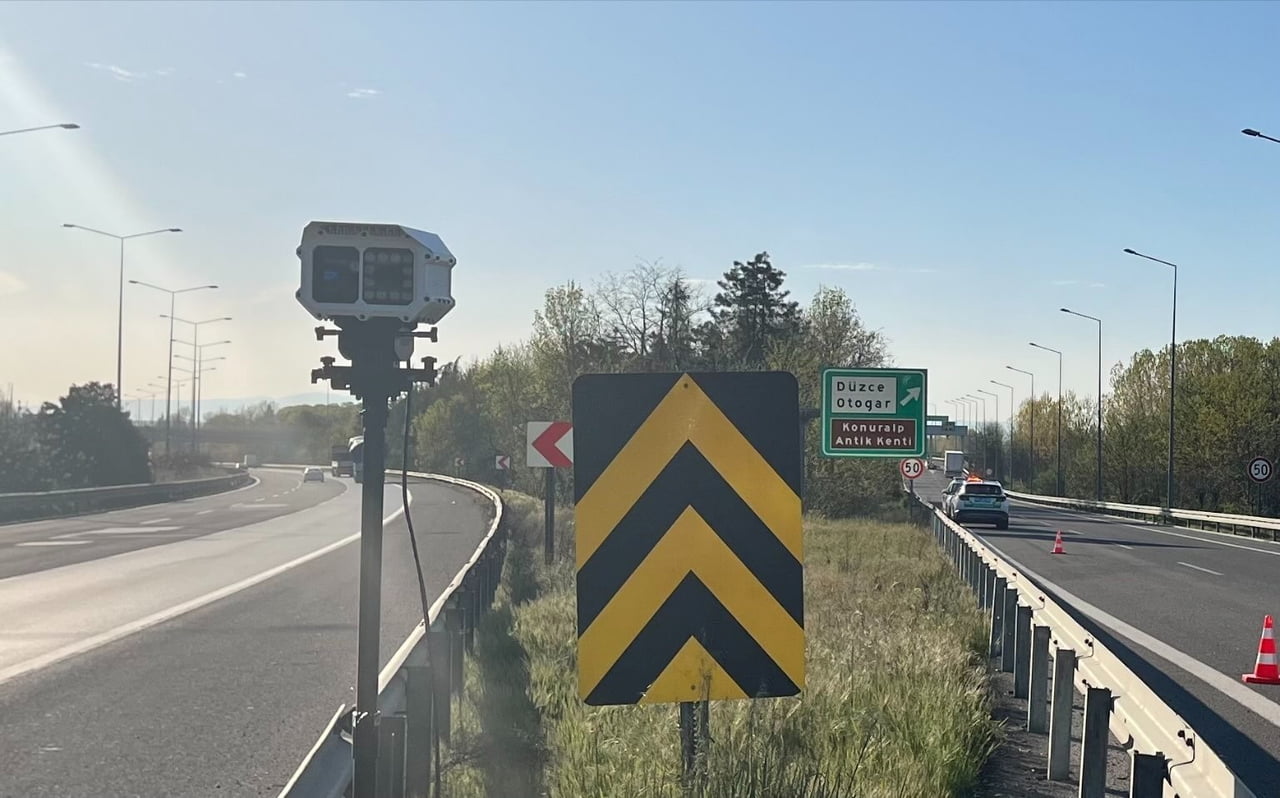 DÜZCE’DE TRAFİK DENETİMİ YAPAN POLİS VE JANDARMA EKİPLERİ KURAL TANIMAYAN SÜRÜCÜLERE GEÇİT...