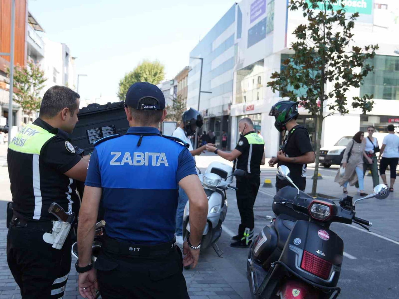 DÜZCE’DE YAYALAŞTIRILAN CADDEYE MOTOSİKLET İLE GİREN 17 SÜRÜCÜYE 52 BİN TL CEZAİ İŞLEM...