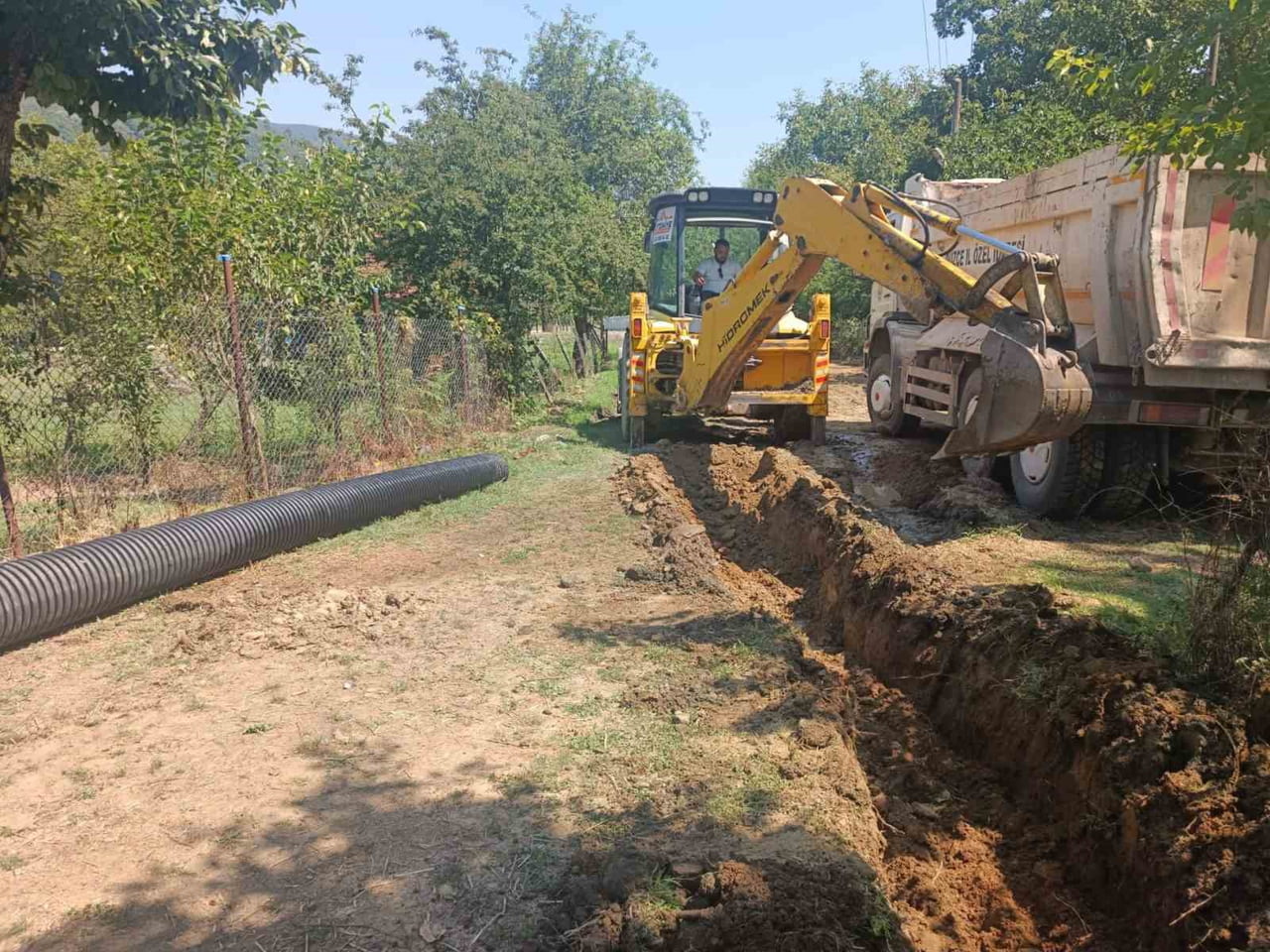 DÜZCE İL ÖZEL İDARESİ EKİPLERİ TARAFINDAN GÖLYAKA İLÇESİNE BAĞLI ÇAY KÖYÜ'NDE KORUGE BORU...