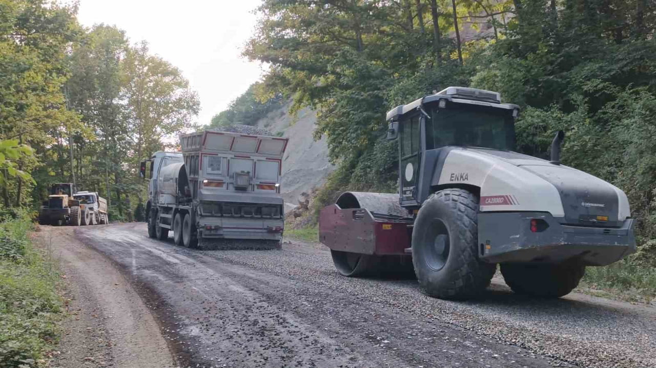 DÜZCE İL ÖZEL İDARESİ EKİPLERİ TARAFINDAN GÖLYAKA İLÇESİNE BAĞLI DEĞİRMENTEPE KÖYÜ'NDE YÜRÜTÜLEN...