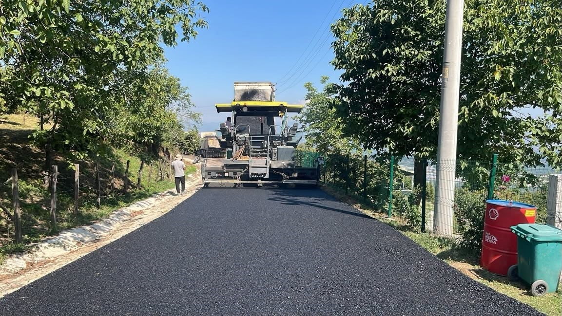 DÜZCE İL ÖZEL İDARESİ, MERKEZ İLÇEYE BAĞLI KAVAKBIÇKI KÖYÜNDE SICAK ASFALT SERİM ÇALIŞMALARINA...
