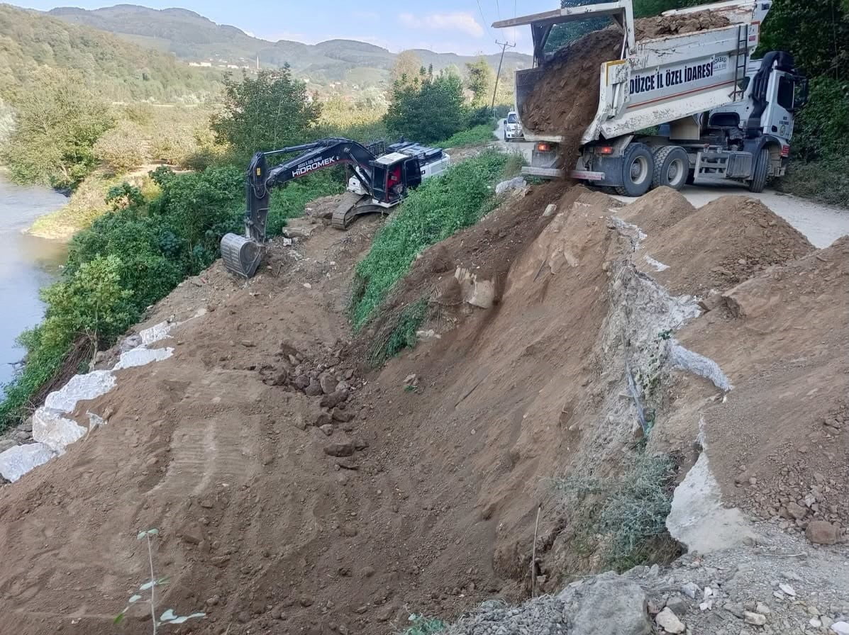 DÜZCE’NİN CUMAYERİ İLÇESİNE BAĞLI DOKUZDEĞİRMEN KÖYÜ’NDE MEYDANA GELEN HEYELAN SONRASI BÖLGEDE...
