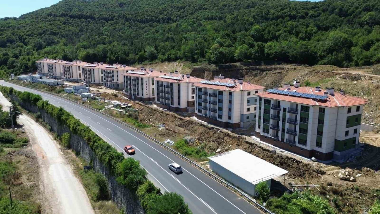 DÜZCE’NİN GÖLYAKA İLÇESİNDE SOSYAL KONUT HAMLESİ KAPSAMINDA YAPIMI DEVAM EDEN 140 TOKİ KONUTUNDA...