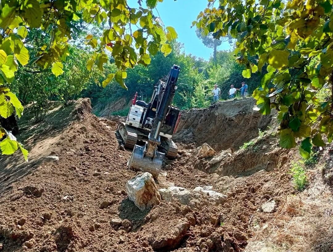 DÜZCE’NİN GÜMÜŞOVA İLÇESİNDE HEYELAN NEDENİYLE RİSK OLUŞAN YOLDA GÜVENLİĞİ SAĞLAMAK AMACIYLA TAŞ...