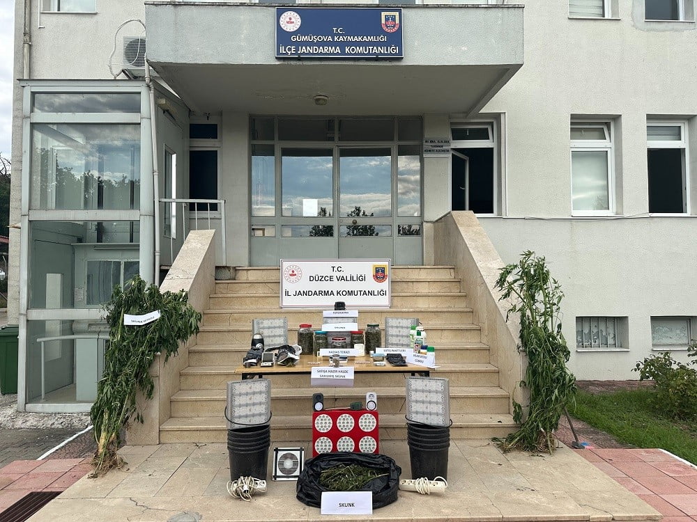DÜZCE’NİN GÜMÜŞOVA İLÇESİNDE JANDARMA EKİPLERİNCE BİR ŞAHSIN İKAMETİNDE GERÇEKLEŞTİRİLEN ARAMADA...