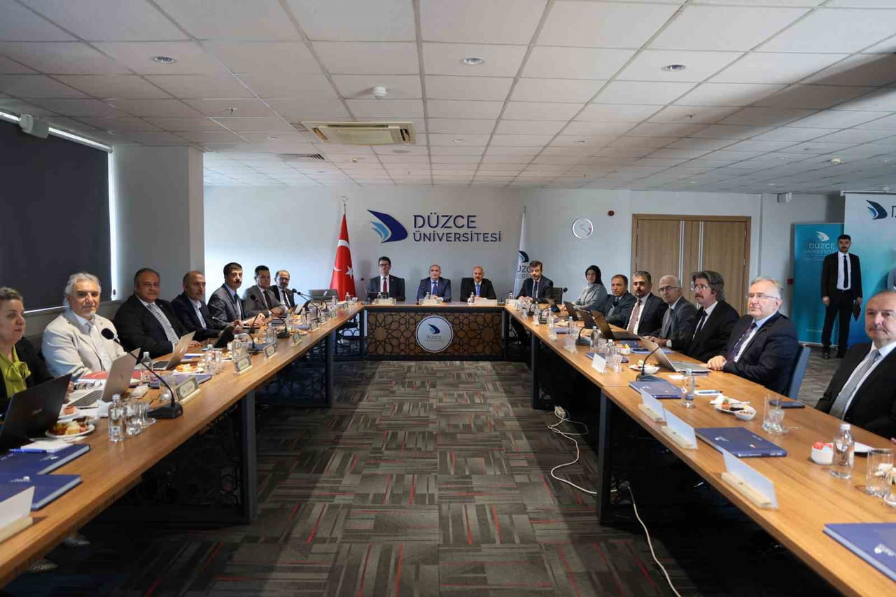 DÜZCE ÜNİVERSİTESİ, ÜNİVERSİTELERARASI KURUL (ÜAK) YÖNETİM KURULU TOPLANTISI'NA EV SAHİPLİĞİ...