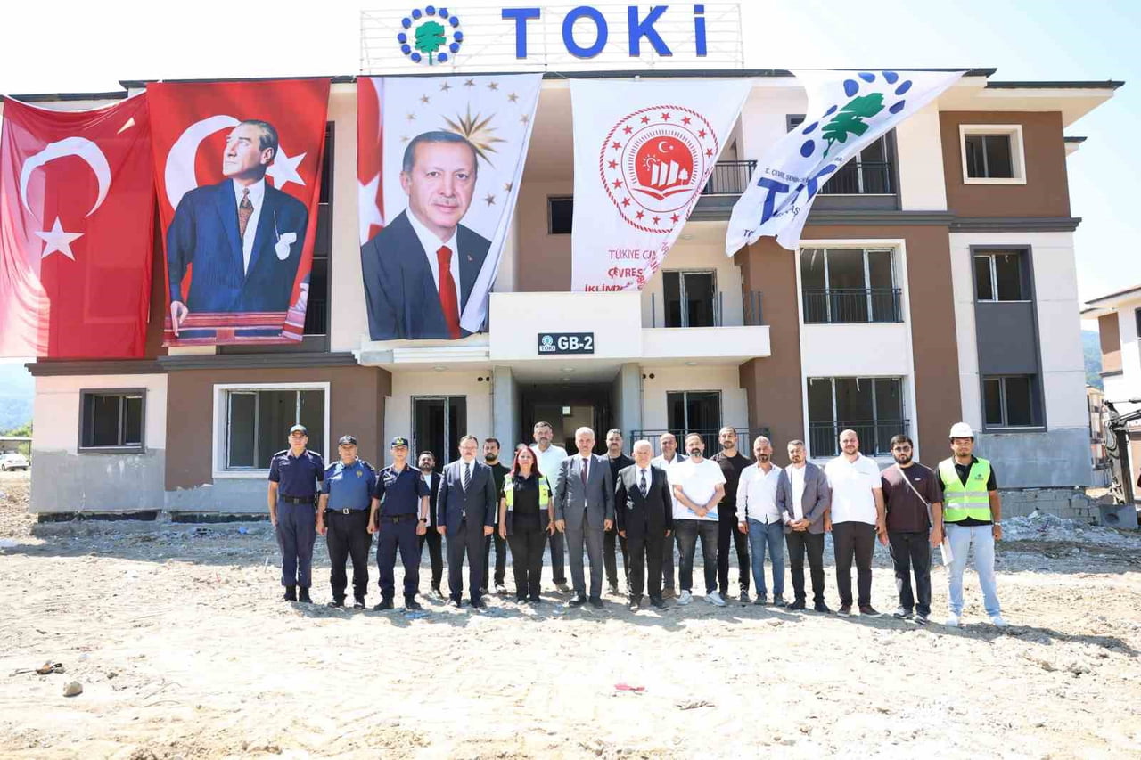 DÜZCE VALİSİ MEHMET MAKAS, SOSYAL KONUT HAMLESİ KAPSAMINDA KAYNAŞLI İLÇESİNDE İNŞA EDİLEN TOKİ...