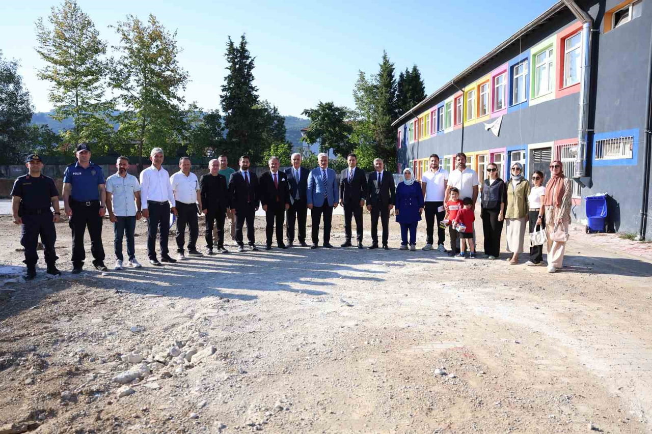DÜZCE VALİSİ MEHMET MAKAS, TEMELİ ATILAN 24 DERSLİKLİ CUMAYERİ ORTAOKULU'NUN İNŞAAT ALANINDA...