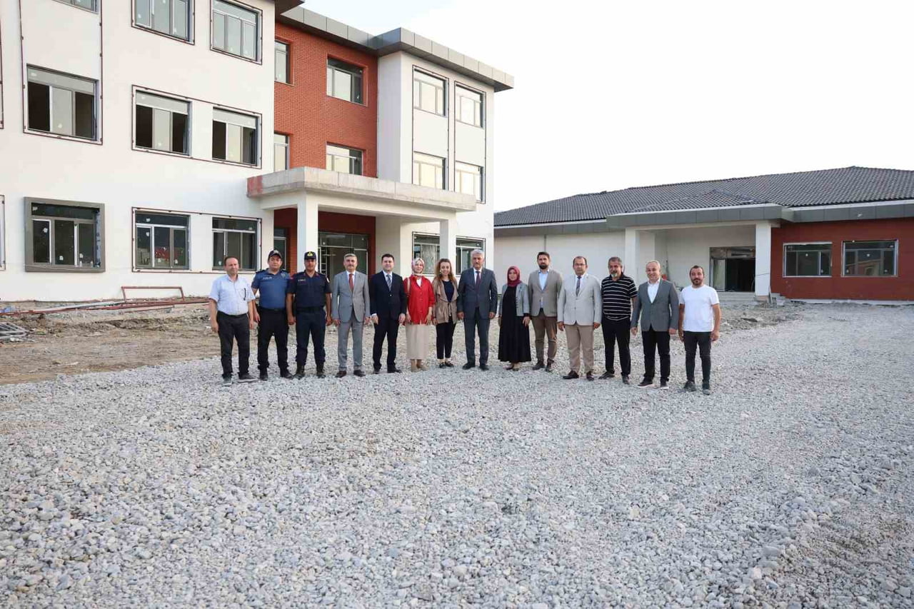 DÜZCE VALİSİ MEHMET MAKAS, YAPIMI DEVAM EDEN 16 DERSLİKLİ GÖLYAKA ATATÜRK ORTAOKULU'NDA...