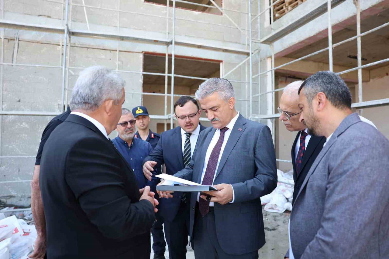 DÜZCE VALİSİ MEHMET MAKAS, YAPIMI DEVAM EDEN KAYNAŞLI İLÇE GENÇLİK MERKEZİ'Nİ ZİYARET EDEREK...