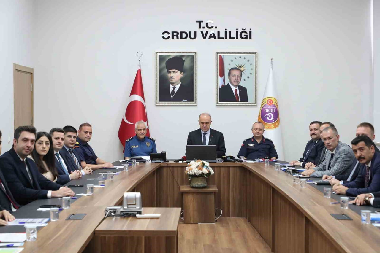 DÜZENLENEN TOPLANTI VE VALİ MUAMMER EROL (ORTADA)