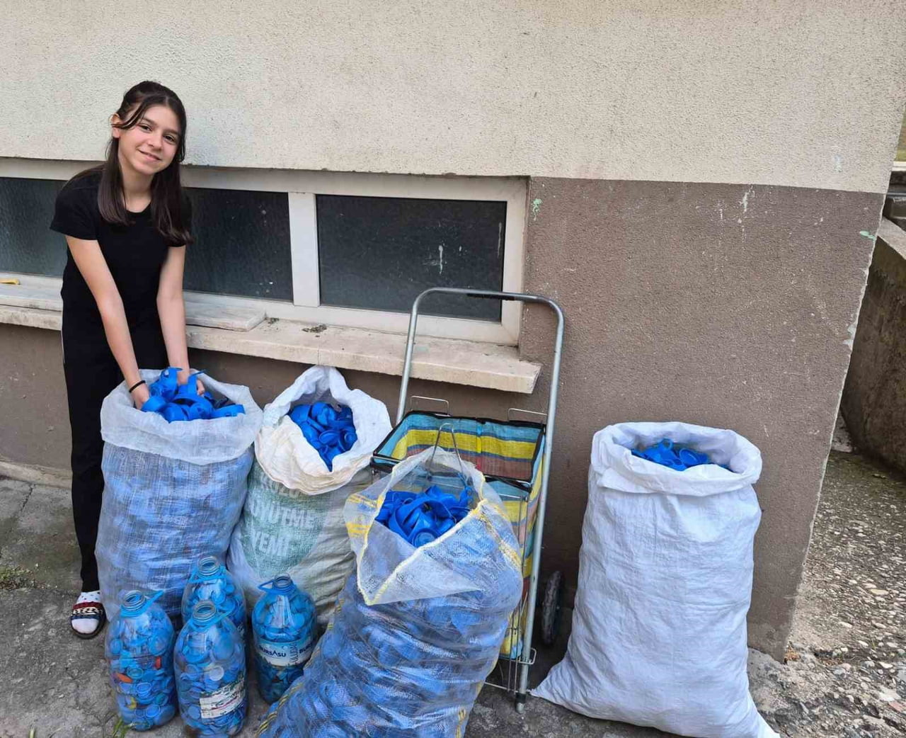 ECENUR İNCİ OLGUN, MEMLEKETİNDEKİ DEPREMZEDELERE DESTEK OLMAK İÇİN 1 TON MAVİ KAPAK TOPLADI.
