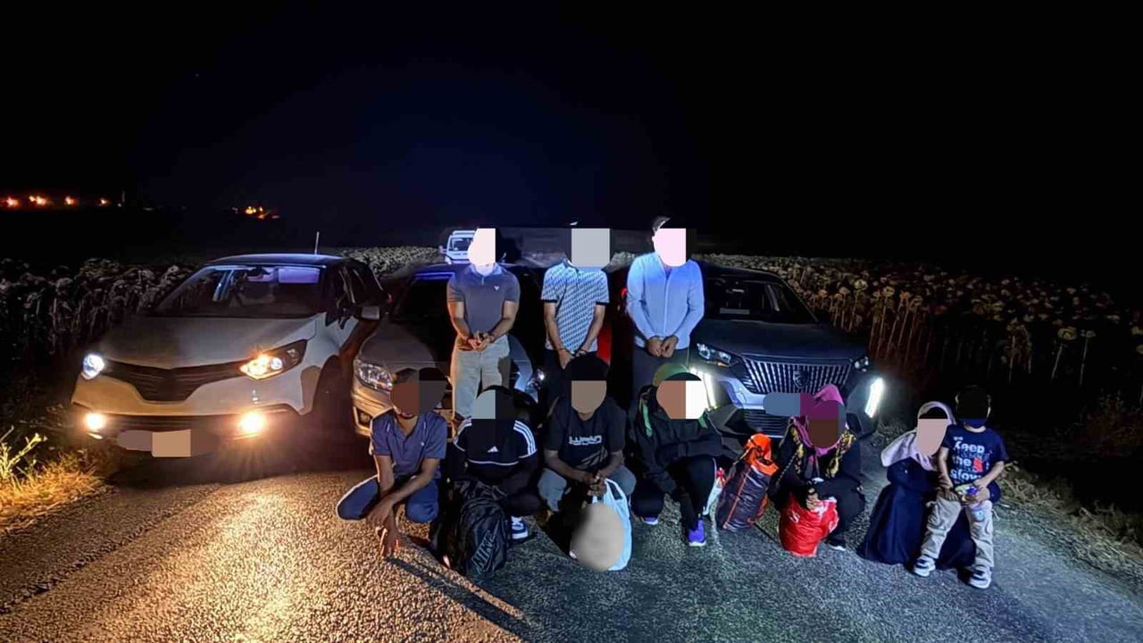 EDİRNE’DE GÖÇMEN KAÇAKÇILIĞI OPERASYONU: 3 ORGANİZATÖR VE 7 DÜZENSİZ GÖÇMEN YAKALANDI