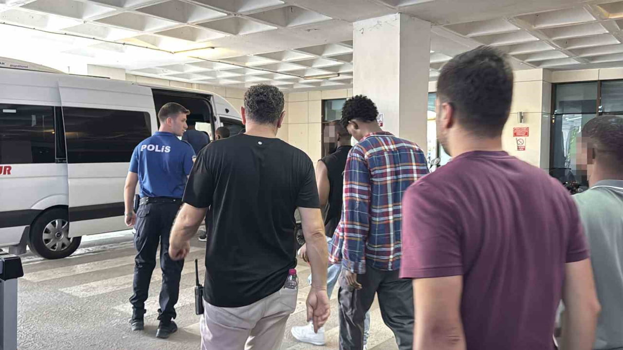 EDİRNE’DE MİNİBÜSTE 19 GÖÇMEN YAKALANDI
