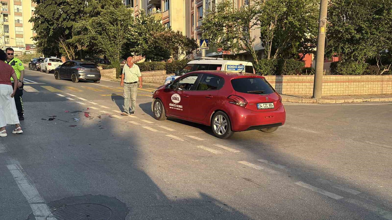 EDİRNE’DE OTOMOBİLLE ÇARPIŞTIKTAN SONRA SAVRULARAK BAŞKA BİR ARACA ÇARPAN MOTOSİKLETTEKİ 2 KİŞİ...