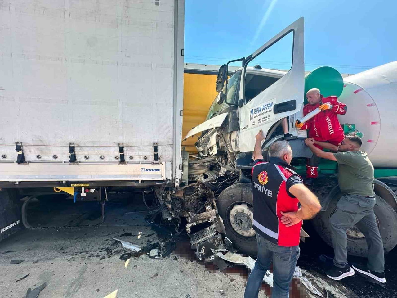 EDİRNE’DE PARK HALİNDEKİ 2 TIRA ÇARPAN BETON MİKSERİ SÜRÜCÜSÜ YARALANDI