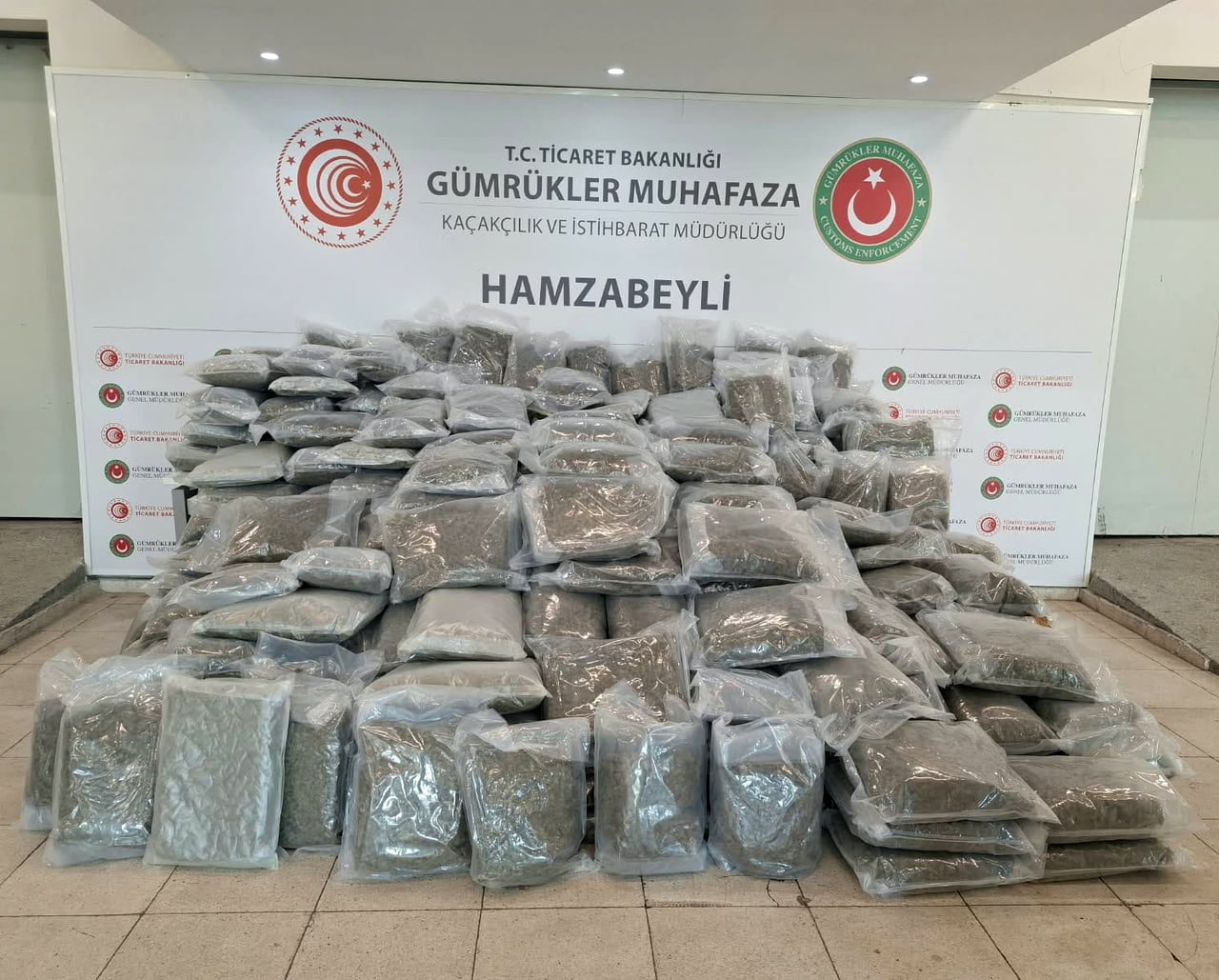 EDİRNE-HAMZABEYLİ GÜMRÜK KAPISI’NDA YAKLAŞIK 288 KİLOGRAM ESRAR CİNSİ UYUŞTURUCU MADDE ELE...