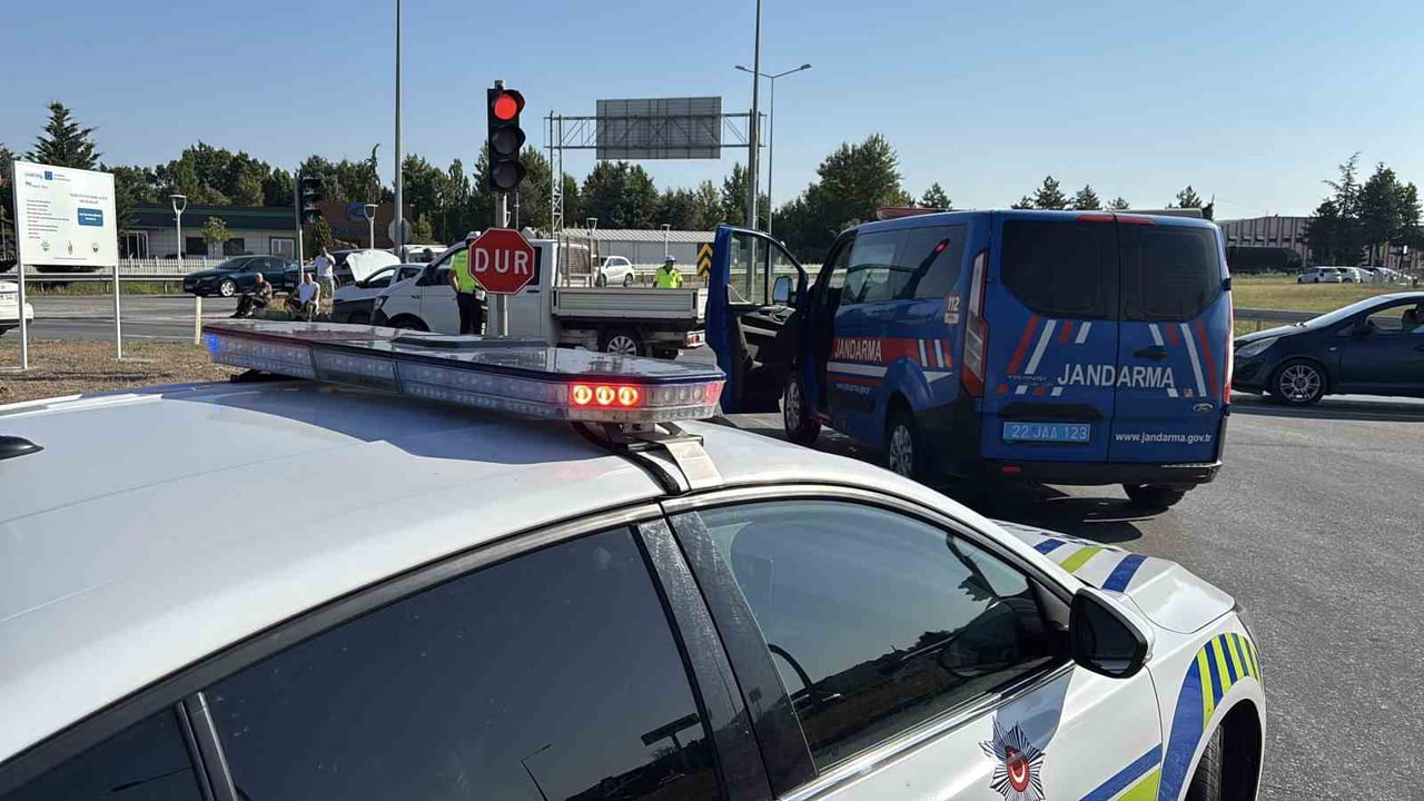 EDİRNE-HAVSA YOLUNDA İKİ OTOMOBİL KAVŞAKTA ÇARPIŞTI: 2 YARALI