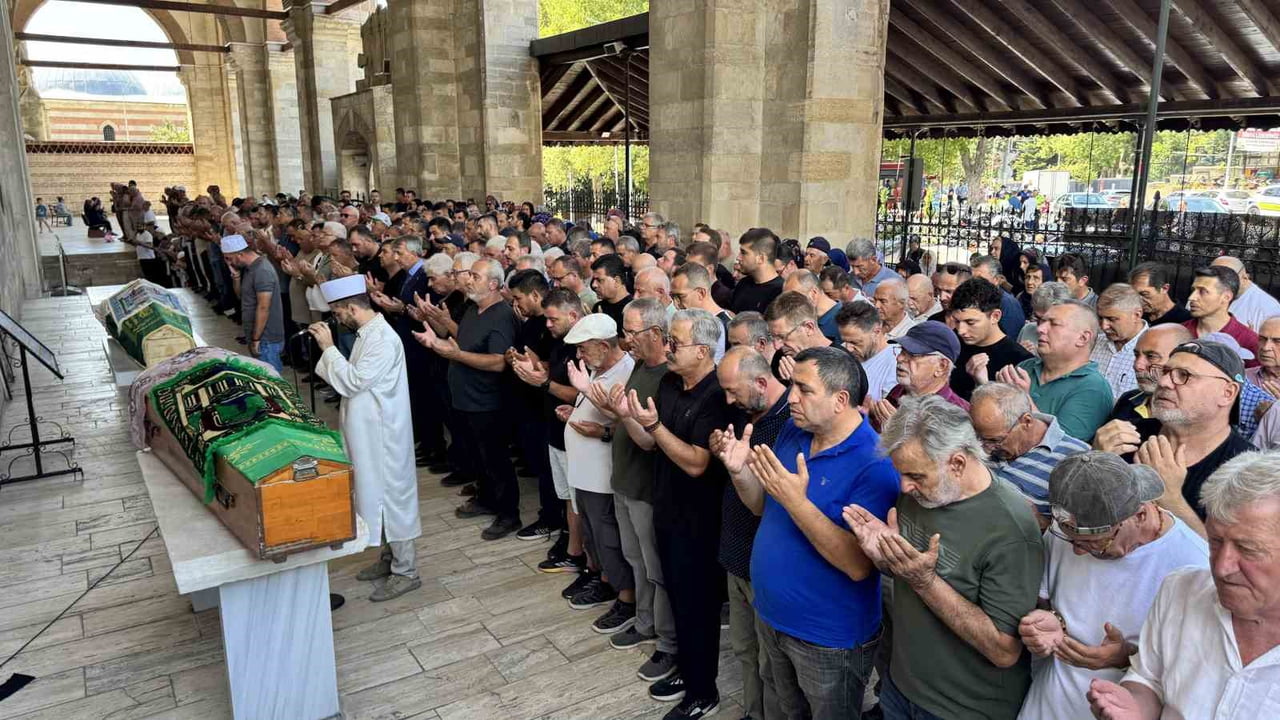 EDİRNE’NİN ÜYÜKLÜTATAR KÖYÜNDE DÜN AKŞAM SAATLERİNDE RAŞİT TAŞKIN (72) İDARESİNDEKİ TRAKTÖRÜN...