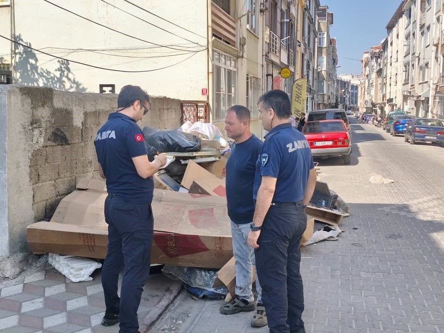 EDREMİT BELEDİYESİ ZABITA MÜDÜRLÜĞÜ EKİPLERİ, KENT GENELİNDE İZİNSİZ ŞEKİLDE BIRAKILAN MOLOZ, ESKİ...