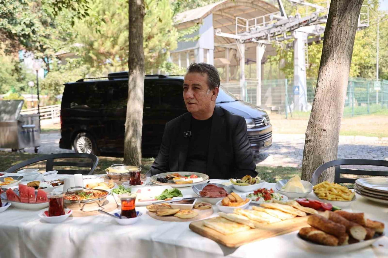 EFELER BELEDİYE BAŞKANI ANIL YETİŞKİN, KENTTEKİ SOSYAL YAŞAM ALANLARINI CANLANDIRMAYA YÖNELİK...
