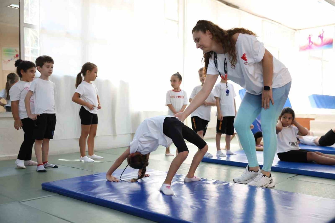 EFELER BELEDİYESİ’NİN YAZ KURSLARI KAPSAMINDA DÜZENLENEN JİMNASTİK EĞİTİMİNE KATILAN ÇOCUKLAR...