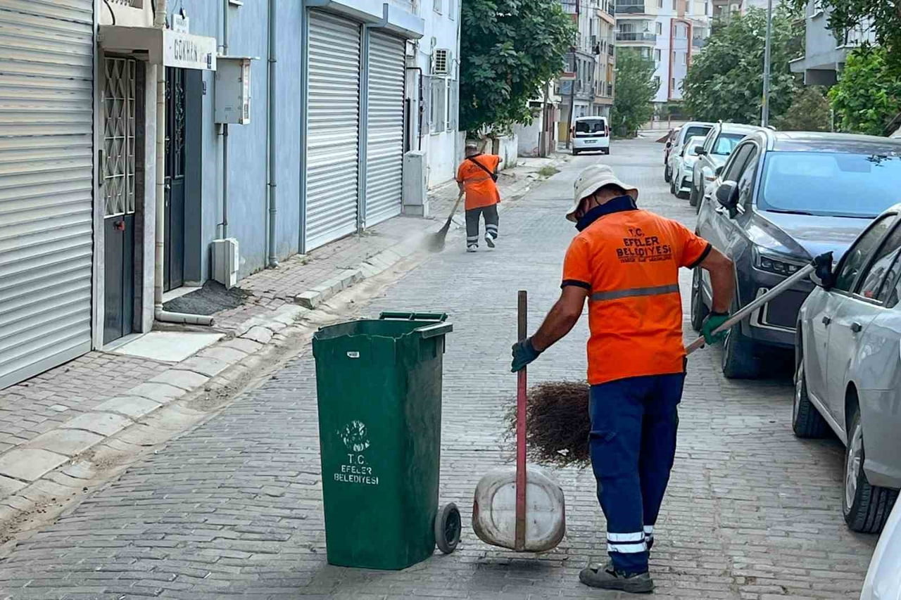 EFELER’DE TEMİZLİK ÇALIŞMALARI SÜRÜYOR