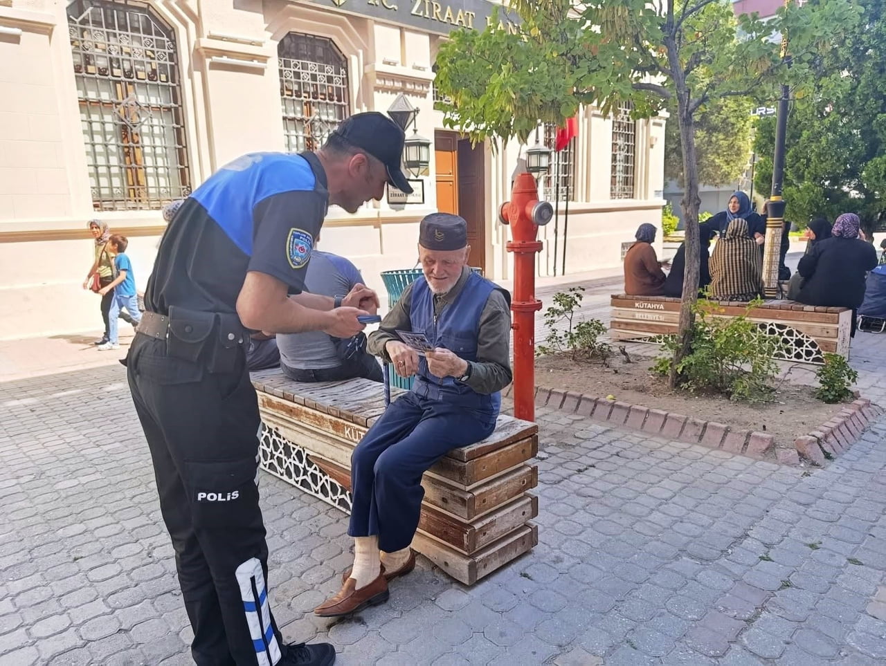 EKİPLER, VATANDAŞLARI HIRSIZLIK, DOLANDIRICILIK VE BENZERİ OLAYLARA KARŞI DİKKATLİ OLMALARI...
