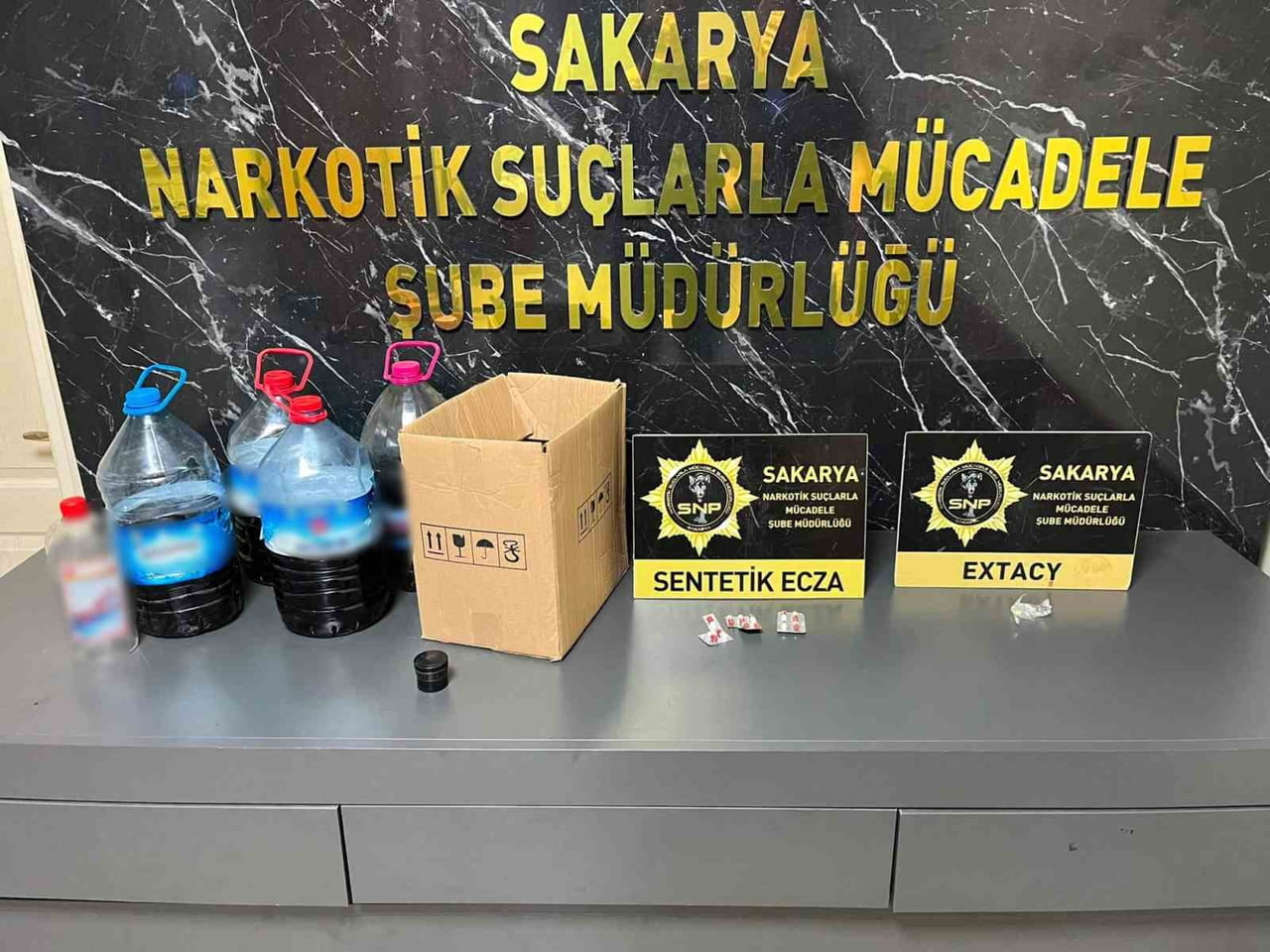 EKİPLERCE AKYAZI İLÇESİNDEKİ İKAMETİNE DÜZENLENEN OPERASYONDA ŞÜPHELİ YAKALANIRKEN, EVDE YAPILAN...