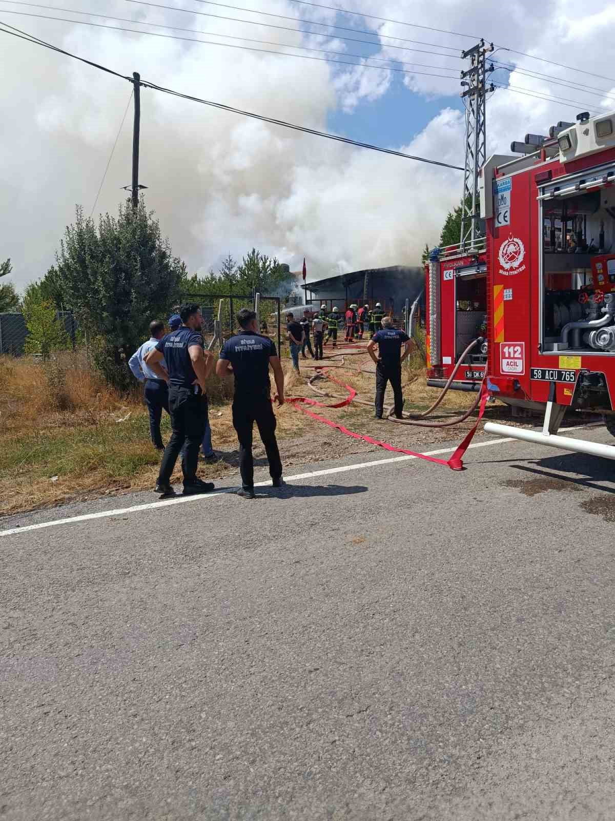 EKİPLERİN ÇALIŞMASI SONUCU YANGIN KONTROL ALTINA ALINARAK SOĞUTMA ÇALIŞMALARI YAPILDI.