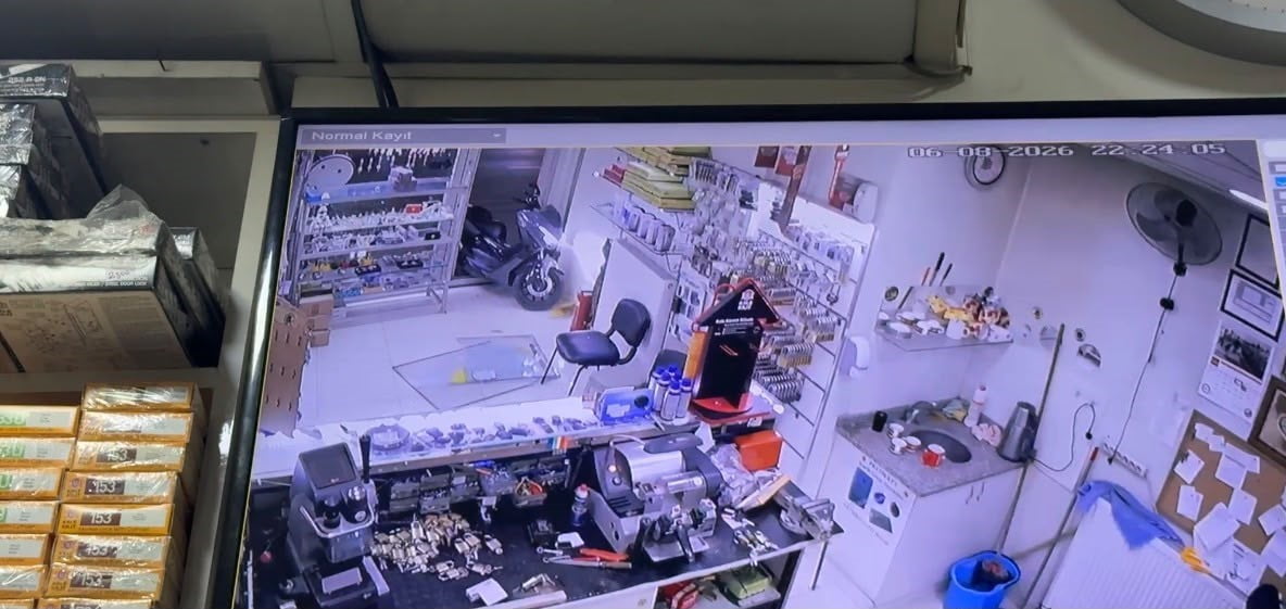 EKİŞEHİR'DE BİR MOTOSİKLETİN OTOMOBİLE ÇARPMAMAK İÇİN MANEVRA YAPARAK BİR DÜKKANA GİRMESİYLE...