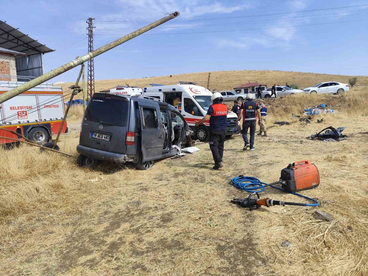 ELAZIĞ'DA HAFİF TİCARİ ARAÇ TARLAYA UÇTU:5 YARALI